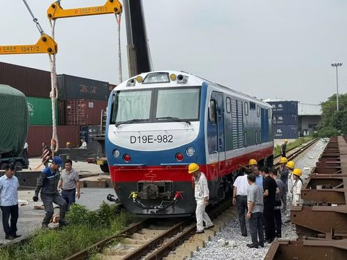 Lô xe đầu máy mới vừa được Tập đoàn Đường sắt Quốc gia tiếp nhận tại ga Yên Viên vào sáng nay