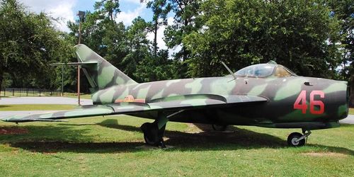 Trong một cuộc không chiến cự ly gần, khả năng cơ động, thời điểm xuất hiện và kỹ năng phi công có thể quan trọng không kém.