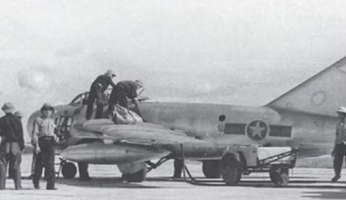 MiG-17 được Liên Xô phát triển nhằm khắc phục một số hạn chế của MiG-15. Điểm thay đổi quan trọng nằm ở thiết kế cánh và khả năng điều khiển ở tốc độ cao.