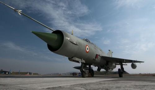Thay vì sử dụng 2 động cơ như MiG-19, các kỹ sư lựa chọn một động cơ Tumansky R-11. Câu hỏi là: làm thế nào một động cơ duy nhất có thể đẩy chiếc máy bay nhỏ này lên tốc độ Mach 2?