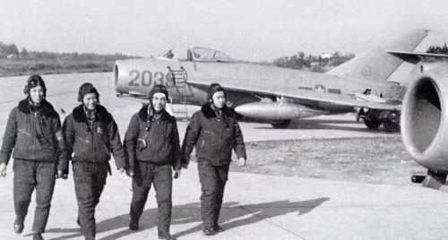 So với MiG-17, J-6 có tốc độ cao hơn đáng kể. Máy bay được trang bị 2 động cơ phản lực và hỏa lực pháo mạnh, với 3 pháo 30 mm. Cấu hình này cho phép nó tạo ra sức công phá lớn trong những cuộc tấn công ở cự ly gần.