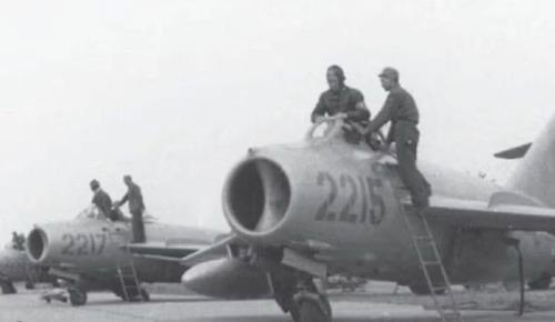 MiG-19 là tiêm kích siêu thanh đầu tiên được Liên Xô sản xuất hàng loạt. Tuy nhiên, khi chiến tranh Việt Nam bước vào giai đoạn căng thẳng, MiG-19 nguyên bản của Liên Xô không phải lực lượng chủ lực của Không quân Nhân dân Việt Nam. Thay vào đó, Việt Nam tiếp nhận J-6 từ Trung Quốc, một phiên bản phát triển từ MiG-19.