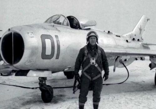 Dù vậy, tốc độ của J-6 tạo ra một bài toán riêng. Trong một số tình huống, máy bay có thể tận dụng tốc độ để tiếp cận nhanh, tấn công rồi rời khỏi khu vực thay vì kéo dài cuộc quần vòng. Đây là cách sử dụng phù hợp với một tiêm kích đánh chặn có hỏa lực pháo mạnh nhưng khả năng mang tên lửa hạn chế.
