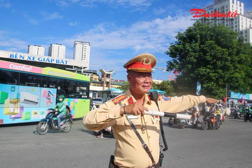 Tại khu vực trước Bến xe Giáp Bát, những chiến sĩ thuộc Đội CSGT đường bộ số 14 liên tục bám chốt. Khi lượng phương tiện tăng cao, từng hiệu lệnh bằng còi, gậy chỉ huy được đưa ra dứt khoát, điều tiết dòng xe máy và ô tô di chuyển theo từng hướng.