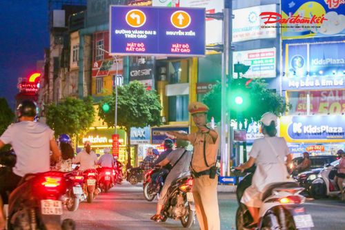 Ở cửa ngõ phía Tây Nam, áp lực giao thông dồn về nút Khuất Duy Tiến - Nguyễn Trãi. Tại đây, cán bộ, chiến sĩ Đội CSGT đường bộ số 7 liên tục di chuyển giữa giao lộ, sử dụng còi và gậy chỉ huy để điều tiết phương tiện.