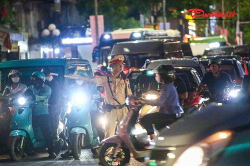 Phía sau những tuyến đường được duy trì thông suốt là những ca trực kéo dài, những giờ đứng giữa nắng nóng, khói bụi và dòng phương tiện đông đúc. Khi nhiều người bắt đầu hành trình về quê, đi du lịch và tận hưởng kỳ nghỉ lễ, những người làm nhiệm vụ giao thông vẫn ở lại trên đường.