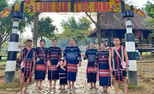 Bà con đồng bào Ba sinh hoạt tại Làng Văn hoá.