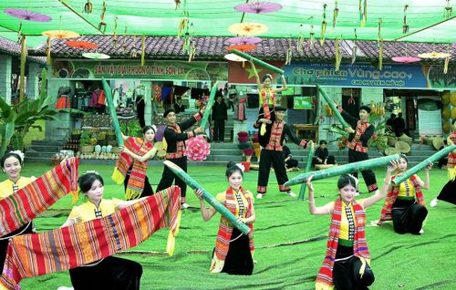 Không khí chào đón Quốc khánh rộn ràng tại Làng Văn hoá.