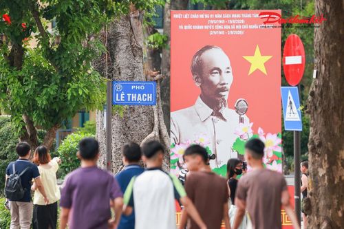 Khu vực phố Lê Thạch thu hút đông đảo người dân, du khách trong dịp nghỉ lễ Quốc khánh 2/9.