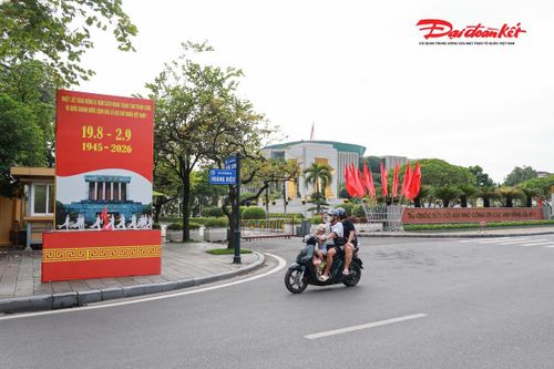 Những tuyến phố khu vực trung tâm được trang hoàng rực rỡ chào mừng 81 năm Cách mạng tháng Tám thành công và Quốc khánh 2/9.