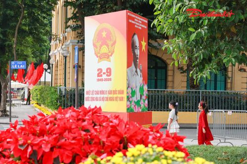 Những tuyến phố khu vực trung tâm được trang hoàng rực rỡ chào mừng 81 năm Cách mạng tháng Tám thành công và Quốc khánh 2/9.