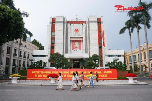Khu vực phố Đinh Tiên Hoàng thu hút đông đảo người dân và du khách dịp nghỉ lễ Quốc khánh 2/9.