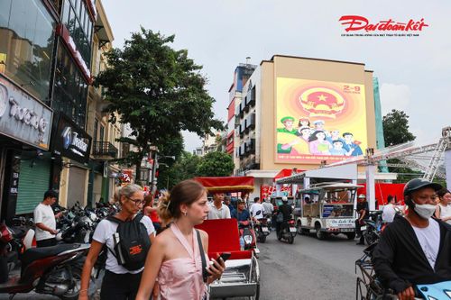 Những tấm pano, khẩu hiệu tuyên truyền cỡ lớn được bố trí tại nhiều khu vực tuyến phố trung tâm của Hà Nội.