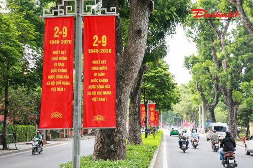 Những tấm băng rôn chào mừng 81 năm Cách mạng tháng Tám thành công và Quốc khánh 2/9 trên phố Hoàng Diệu.