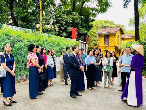 Chi bộ Ban Dân tộc và Tôn giáo, Đảng bộ Cơ quan Ủy ban Trung ương MTTQ Việt Nam tổ chức sinh hoạt chuyên đề thực tế tại Khu Di tích Chủ tịch Hồ Chí Minh tại Phủ Chủ tịch. Ảnh: PV