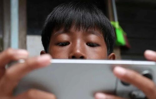  Một đứa trẻ tại Depok (Indonesia) sử dụng smartphone. Ảnh: Reuters. 
