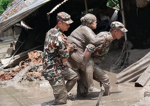 Giới chức Nepal và Trung Quốc đang chạy đua với thời gian để cứu người trong trận lũ thảm khốc vừa qua. Việc tiếp cận khu vực để tìm kiếm người sống sót gặp nhiều khó khăn do phần lớn cơ sở hạ tầng đã bị phá hủy. Ảnh: Reuters.