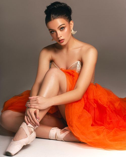 Trong phần thi Tài năng, Simpson trình diễn Succor, tiết mục múa kể về hành trình một người cảm thấy lạc lối rồi tìm thấy hướng đi thông qua niềm tin. Người đẹp 18 tuổi cho biết cô muốn dùng phần trình diễn để truyền tải thông điệp về hy vọng, sự chữa lành và sức mạnh tinh thần khi con người đối diện với những vấn đề liên quan đến sức khỏe tâm thần. Simpson giành vị trí thứ ba, sau đại diện Anh Grace Richardson và đại diện Guadeloupe Annaelle Ibo. Ảnh: @Asiarosesimpson.