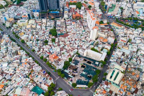  Người dân tại khu vực này đều cho biết khu Mả Lạng hình thành từ nhiều thập kỷ trước, khi người dân từ các địa phương lên thành phố làm ăn, tạm cất nhà sinh sống. Qua thời gian, dân cư ngày càng đông, diện tích nhà ở hạn chế khiến không gian sống trở nên chật chội. 