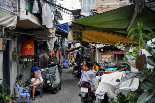  Bà Vân đã sống cùng nhiều thế hệ trong căn nhà rộng 36,6 m2 tại đây suốt hàng chục năm. Căn nhà đã có sổ hồng nên bà càng mong chờ ngày được tái định cư ngay tại nơi mình đã gắn bó. 