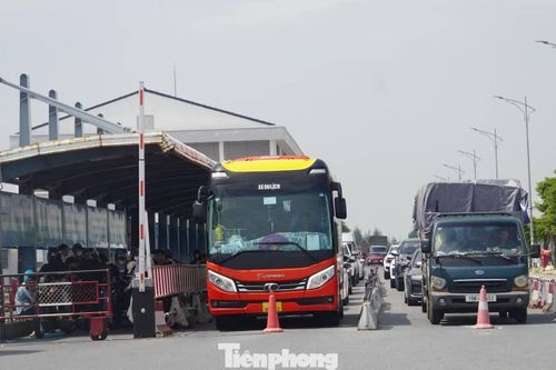 Khu vực đường dẫn xuống phà chỉ có khoảng 20-30 ôtô và một số người điều khiển xe máy chờ phà. Mỗi khi phà cập bến, số lượng người và phương tiện này di chuyển nhanh chóng xuống phà nên không xảy ra tình trạng ùn ứ.