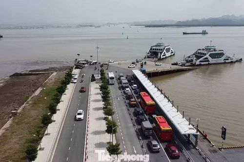 Ghi nhận của phóng viên sáng 29/8, tại bến phà Đồng Bài - Cái Viềng, thuộc đặc khu Cát Hải (TP. Hải Phòng), tình hình giao thông thông thoáng, không còn cảnh tài xế, du khách xếp hàng dài trong nhiều giờ để chờ lên phà ra đảo Cát Bà du lịch.