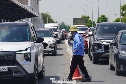 Nhân viên hướng dẫn tài xế lái xe xuống phà ra Cát Bà.