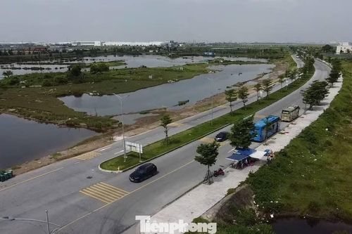 Khu vực đường dẫn từ bến phà Đồng Bài hướng ra trạm cáp treo không còn cảnh hàng xe ôtô xếp hàng chờ lên phà.