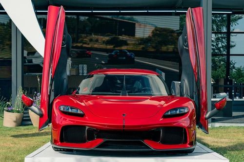  Sau 6 năm xuất hiện, chiếc Koenigsegg Gemera phiên bản thương mại đầu tiên đã được bàn giao cho một khách hàng tại sự kiện Aurora Concours vào tháng 6/2026. 