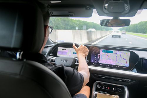  Với quy tắc 3 giây, tài xế cần chọn một điểm mốc trên đường, chẳng hạn vật phản quang, cột đèn, cột H, cột Km, giá long môn... Ngay khi đuôi xe trước vừa vượt qua mốc đó, tài xế sẽ bắt đầu đếm nhẩm từ một giây đến 3 giây. Nếu đầu xe chưa đến mốc đã chọn khi đếm đến giây thứ ba, khoảng cách hiện tại với xe phía trước nhìn chung đã đảm bảo an toàn. Một số tài xế cũng sử dụng cột Km (mỗi cột cách nhau 100 m) hay vạch đứt phân làn trên đường (giữa 2 vạch là 6 m (tổng cộng 9 m cho 1 chu kỳ vạch) và căn ke theo thói quen, điều này cũng có thể thực hiện được nhưng cần nhiều kinh nghiệm chạy trên đường cao tốc và cảm quan không gian tốt. 