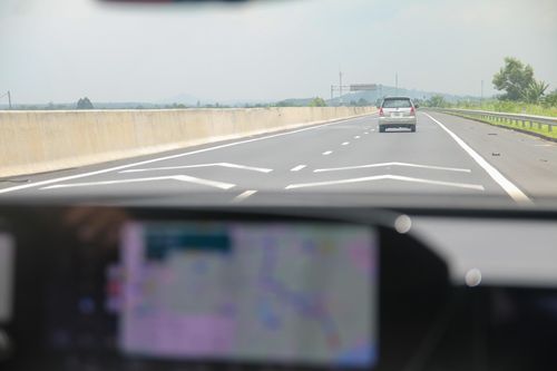  Nhờ vị trí tương đối của xe phía trước và phương tiện đang cầm lái với nhóm vạch kẻ đường 7.8, tài xế có thể ước lượng khoảng cách hiện tại giữa 2 xe. Nếu xe trước vừa đi qua một cụm vạch 7.8, tài xế có thể quan sát vị trí xe đang điều khiển so với cụm vạch phía sau để ước lượng khoảng cách. Nếu chưa vượt qua cụm vạch kế tiếp, khoảng cách giữa hai xe về cơ bản vẫn đang ở mức từ 50 m trở lên. 
