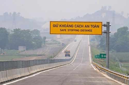  Chấp hành quy định về tốc độ, khoảng cách an toàn với xe phía trước là một trong những yêu cầu với người tham gia giao thông, quy định tại Điều 12 Luật Trật tự an toàn giao thông đường bộ 2024. Theo Nghị định 168/2024 hiện hành, tài xế ôtô không giữ khoảng cách an toàn với xe chạy liền trước trên cao tốc sẽ bị phạt 4-6 triệu đồng, trừ 2 điểm giấy phép lái xe. Trường hợp vi phạm mà gây tai nạn giao thông, mức phạt tăng lên thành 20-22 triệu đồng, trừ 10 điểm giấy phép lái xe. Ảnh: Việt Linh. 