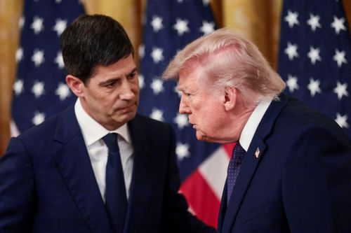  Tổng thống Mỹ Donald Trump nói chuyện với Chủ tịch Cục Dự trữ Liên bang mới Kevin Warsh ngày 22/5. Ảnh: Reuters. 