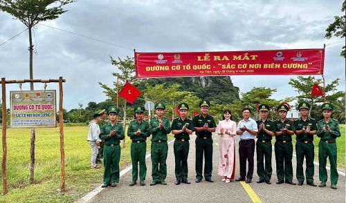 Cán bộ, chiến sĩ Đồn Biên phòng Cửa khẩu Quốc tế Hà Tiên tham gia chương trình