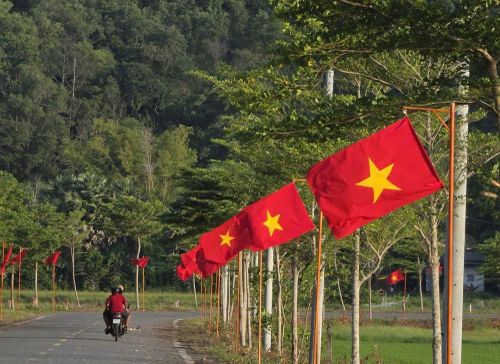 Sắc đỏ cờ Tổ quốc trải dài trên tuyến Đá Dựng - Thạch Động