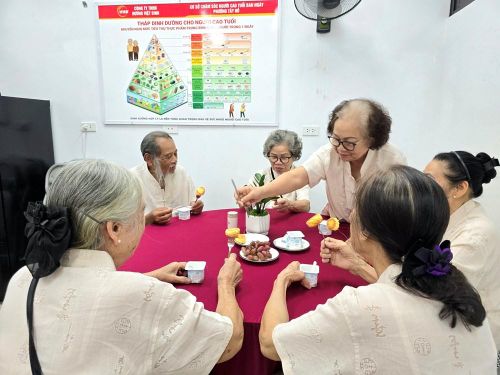Ngoài bữa ăn trưa còn có bữa ăn phụ vào buổi chiều