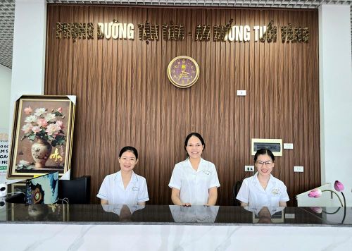 Đội ngũ nhân viên luôn sẵn sàng phục vụ, chăm sóc người cao tuổi tại Cơ sở