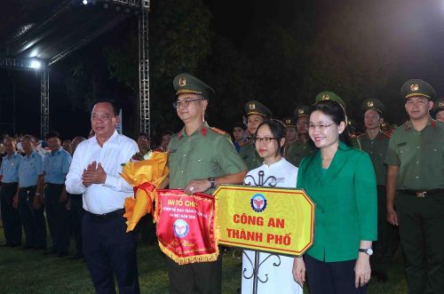Ban tổ chức tặng cờ lưu niệm và hoa cho các đoàn tham dự Đại hội