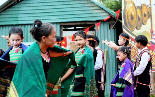 Những nghệ nhân không chuyên trình diễn các giá trị văn hóa truyền thống của dân tộc mình