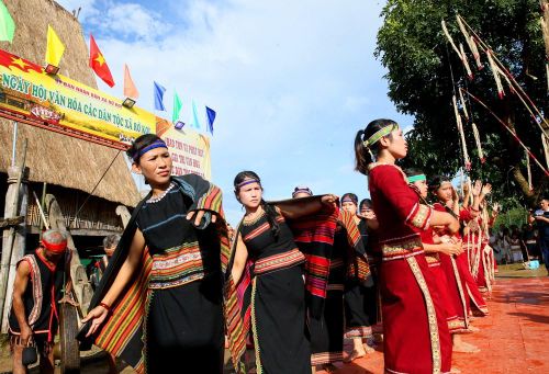Các nghệ nhân hòa vào những tiếng cồng chiêng, điệu múa chiêu tạo nên không khí đoàn kết, cộng đồng trong ngày hội