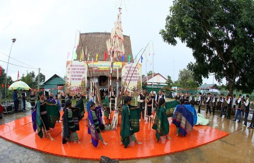 Các đội thi trình diễn các tiết mục gắn với đời sống, phong tục và sinh hoạt của cộng đồng