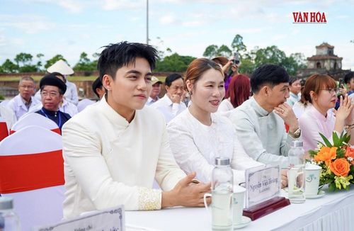 Ca sĩ MONO cùng bố mẹ tham dự chương trình. Ảnh: S.Thùy
