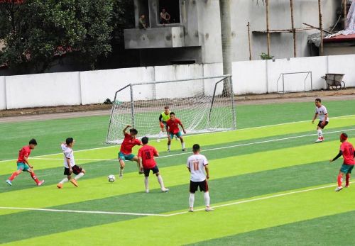 Ngay sau lễ khai mạc, trận đấu đầu tiên giữa đội tuyển phường Mộc Sơn và xã Chiềng Sơn