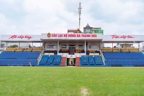 Khẩu hiệu “Mỗi nhịp bóng - Triệu trái tim” trên khán đài sân Thanh Hóa trước mùa giải 2026/2027. Ảnh: HS