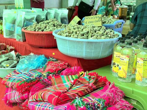 Các sản phẩm đặc sản địa phương được đem xuống chợ