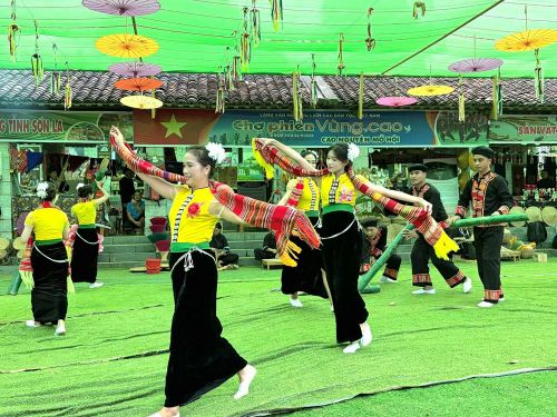 Chương trình dân ca dân vũ do đồng bào các dân tộc biểu diễn tại chợ phiên