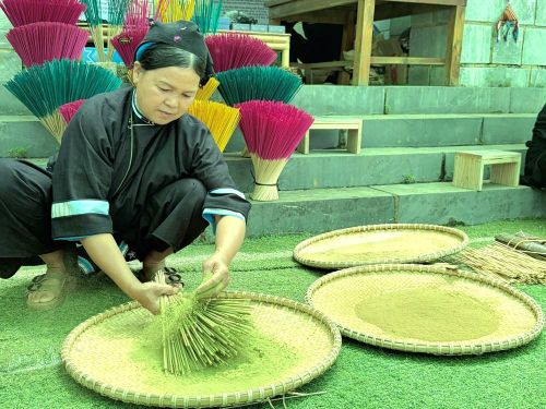 Đồng bào các dân tộc trình diễn nghề thủ công truyền thống tại chợ phiên