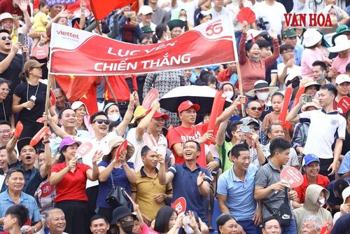 Các đại biểu và đông đảo khán giả đến cổ vũ hai đội bóng