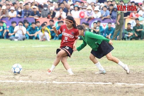 Những pha tranh bóng kịch tính, mãn nhãn của cầu thủ hai đội