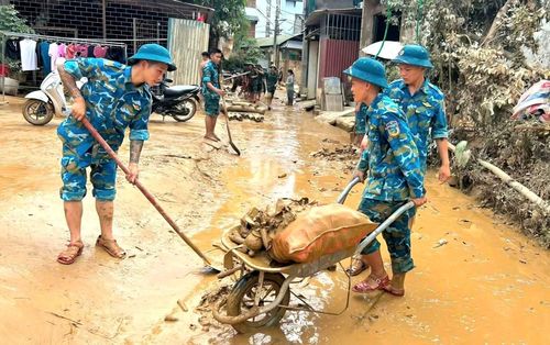 Bùn đất, rác thải được bộ đội thu gom, vận chuyển khỏi đường dân sinh